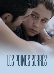 Les poings serrés